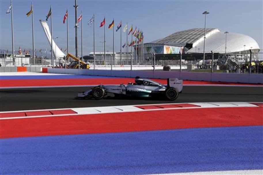 Il 12 ottobre 2014, a Sochi, si disputa il primo Gran Premio di Russia. Qui Lewis Hamilton in azione... (Ap)